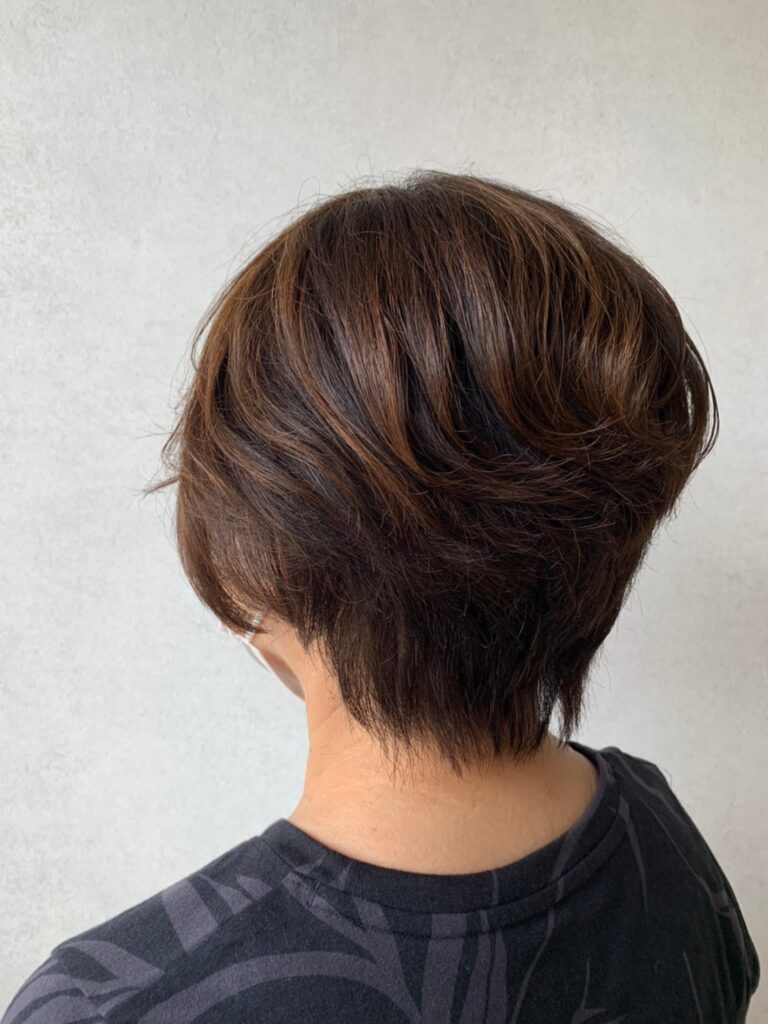 前下がりの美しいショート | 女性のためのオーガニックヘアサロン カウチーモ